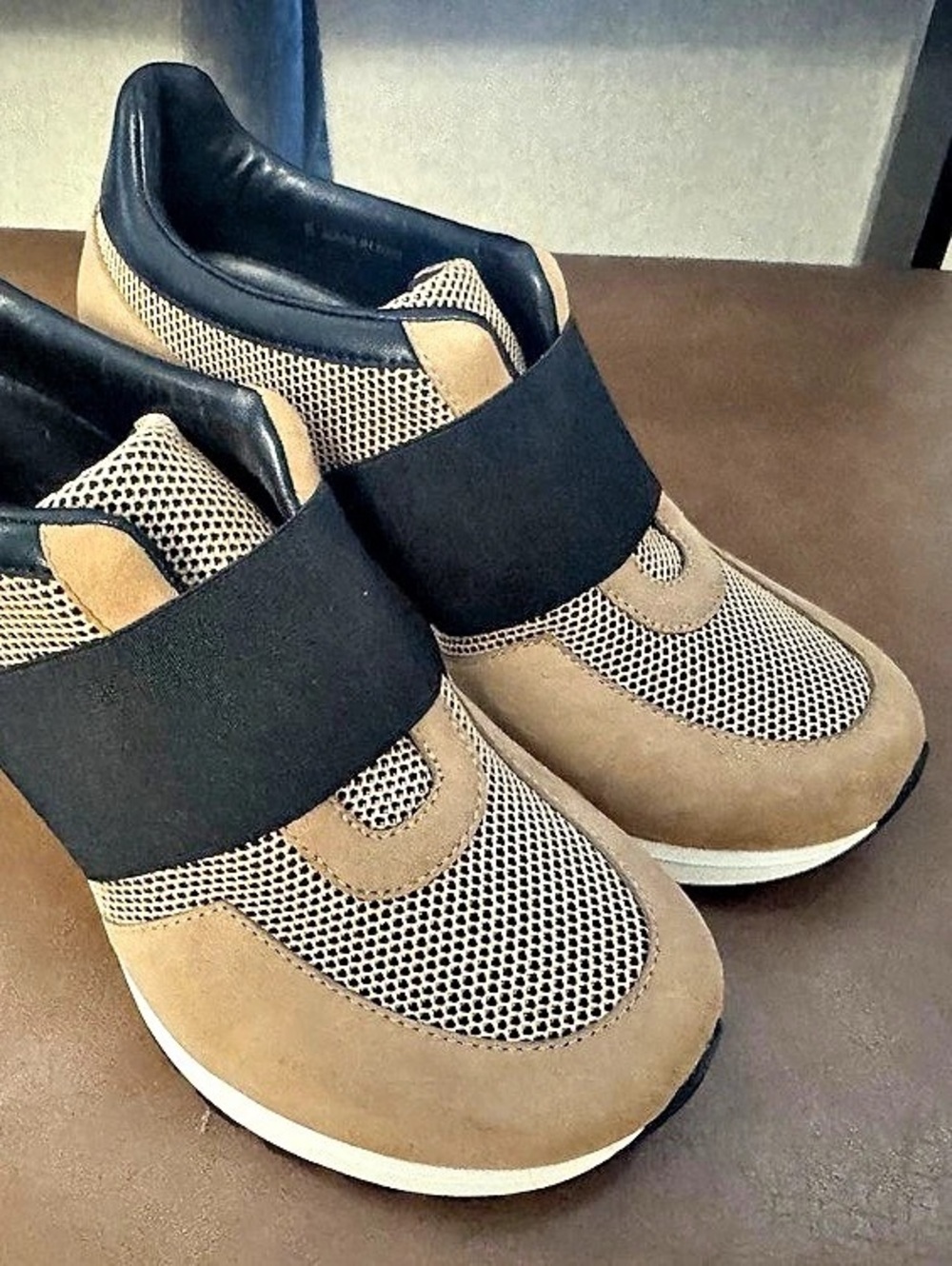 SNEEX The Icon Hy-Heel Camel/Black Size 8 – Never Worn –Includes dust covers